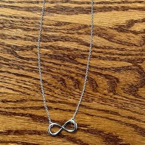 Brand new Silver necklace w infinity pendant
